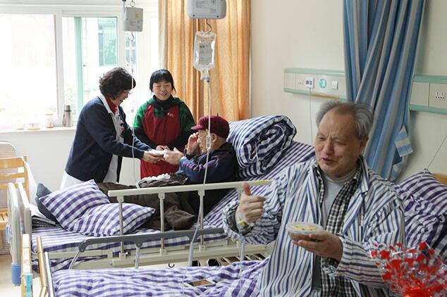浙江省杭州市中医院为住院病人送去了特制“加料”腊八粥