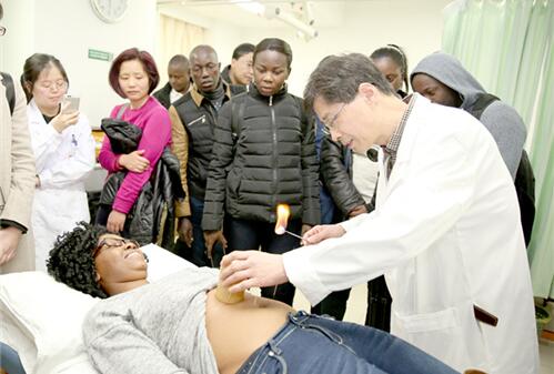 来自非洲的记者团来到江苏省中医院进行交流访问
