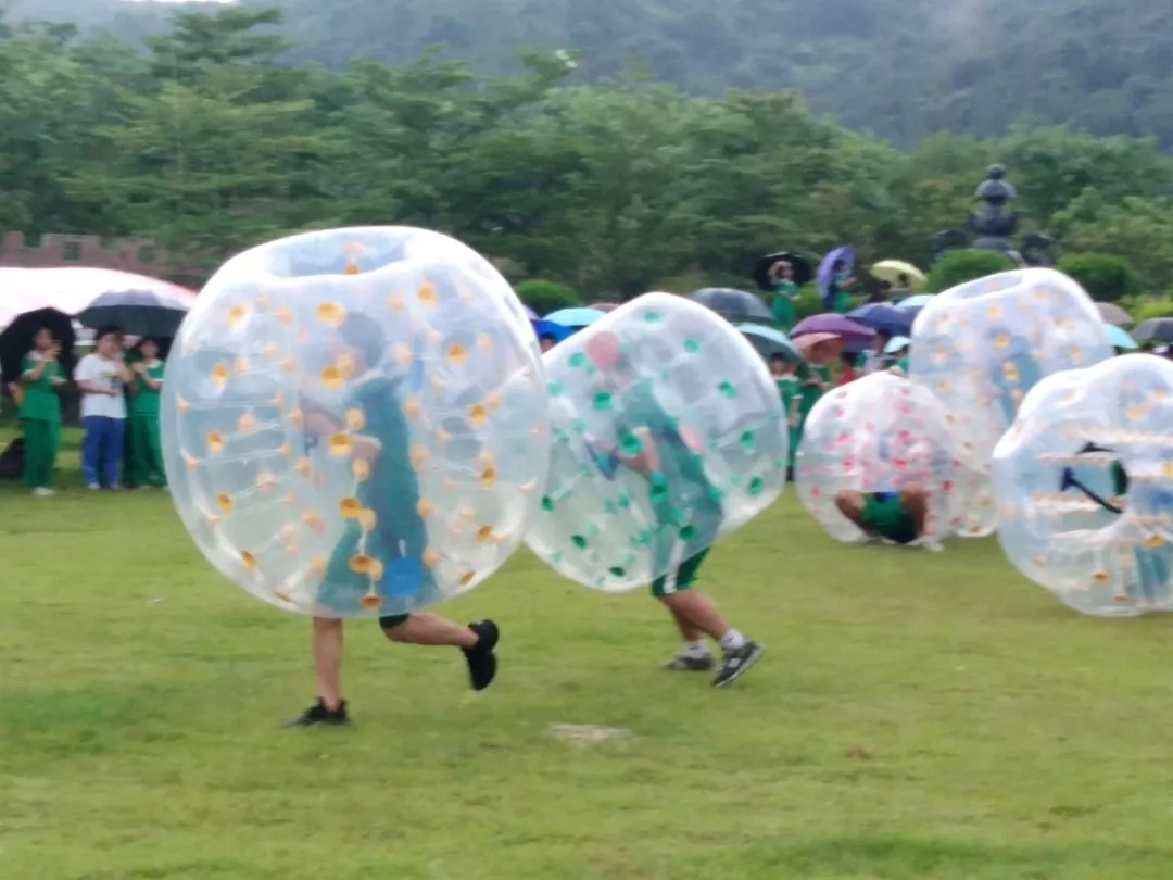 同学们在雨中游戏