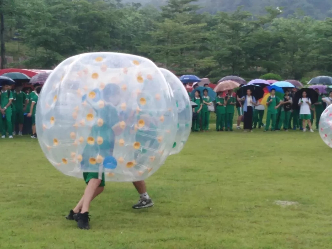 同学们在雨中游戏